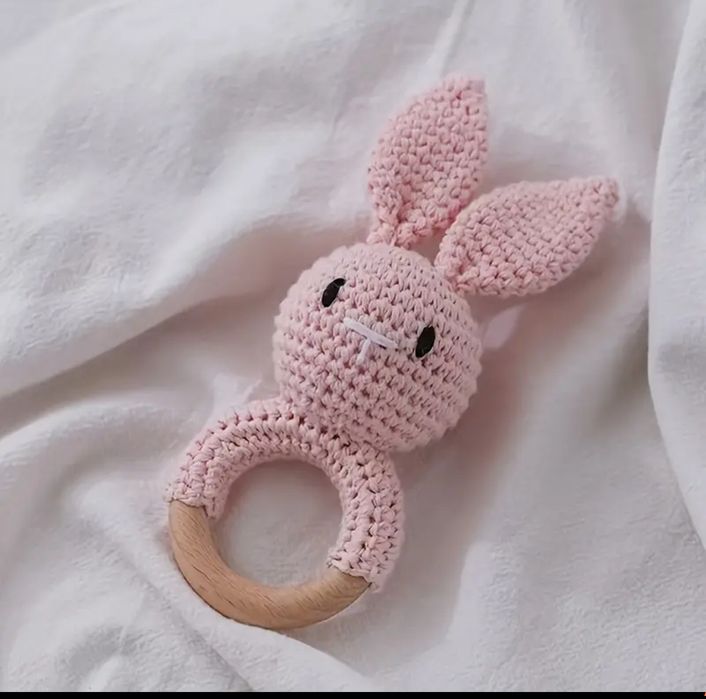 Плетена играчка дрънкулка