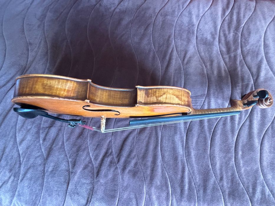 Майсторска виола изработена от лютиерът Найден Ганчев през 1973