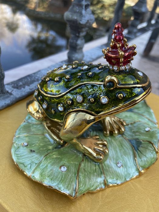 Кутия за бижута – символ на просперитет – инкрустирани с камъни, ръчна