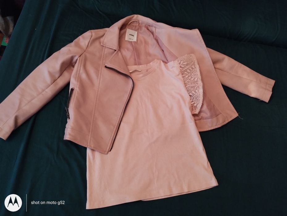 geaca piele ecologica ros  si tricou asortat