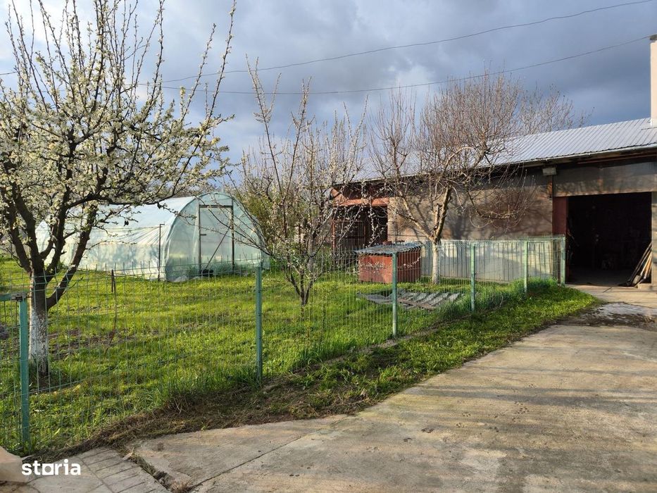 Vand casa si depozit materiale constructii - negociabil