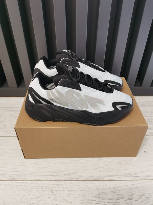 Adidas Yeezy 700 
Slonyx