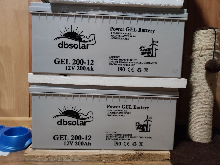 De vânzare 4 acumulatori gel 12v, 200Ah,  pt sistem fotovoltaic.