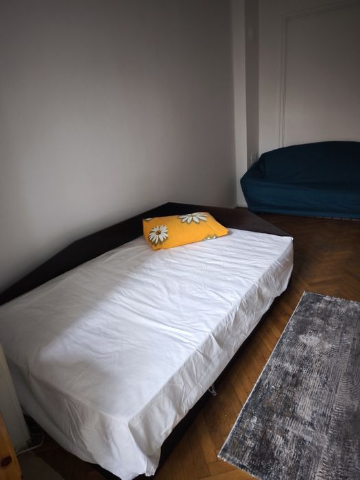 Легло, с матрак, размери  1.20 м. на  1.95 м.