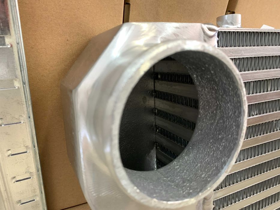 TurboWorks универсален интеркулер Intercooler 600x300x76 обърнат изход