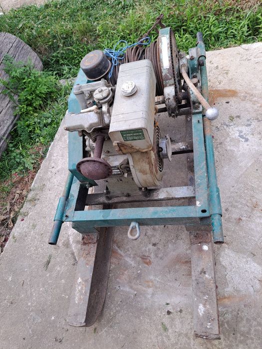 Troliu cu motor cu benzina