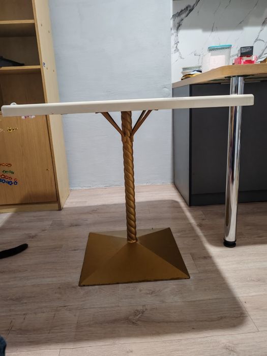 Продам стол 90/90