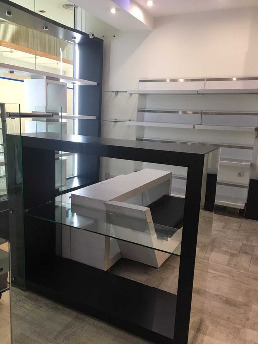 Мебели за обзавеждане на магазин