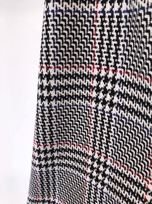 Карирана пола в черно-бяло, с червени детайли