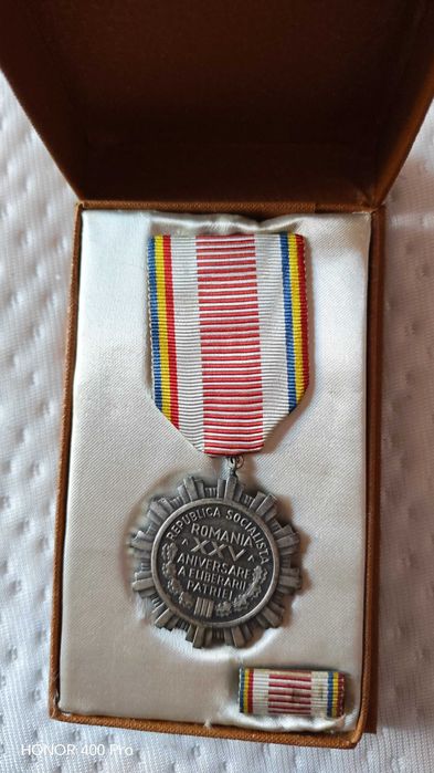 Medalii si Decoratii - a 25a aniversare a eliberarii patriei PCR