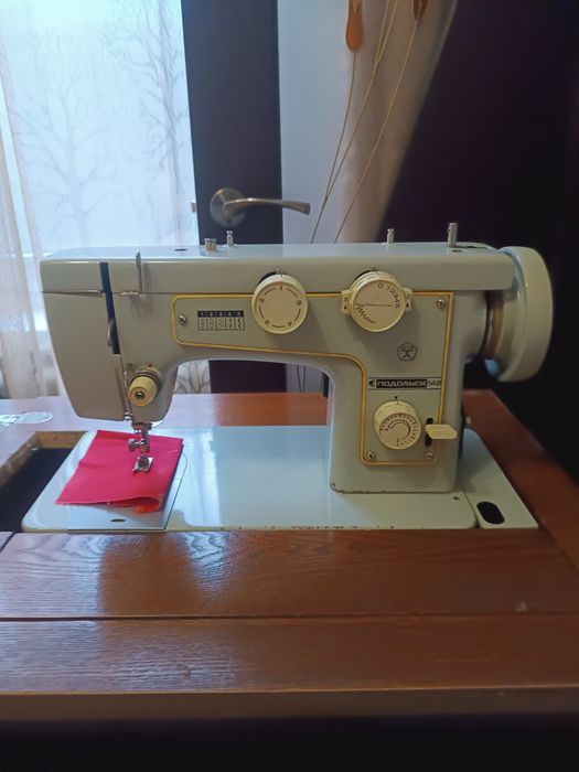 Продам швейную машину Подольск 142.