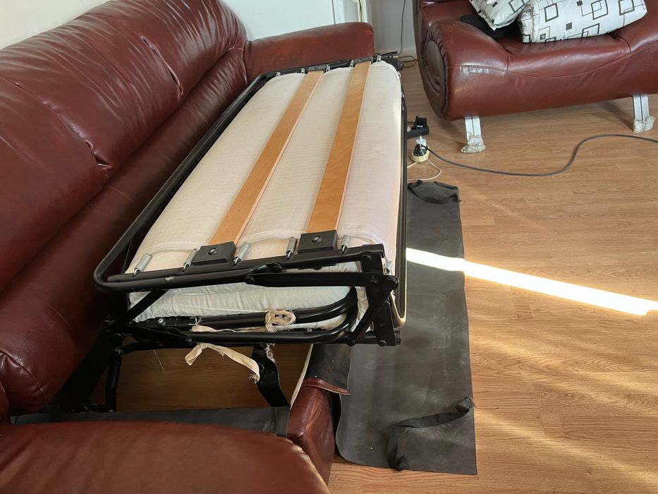 Кожен диван Много запазен цената е до 20.09