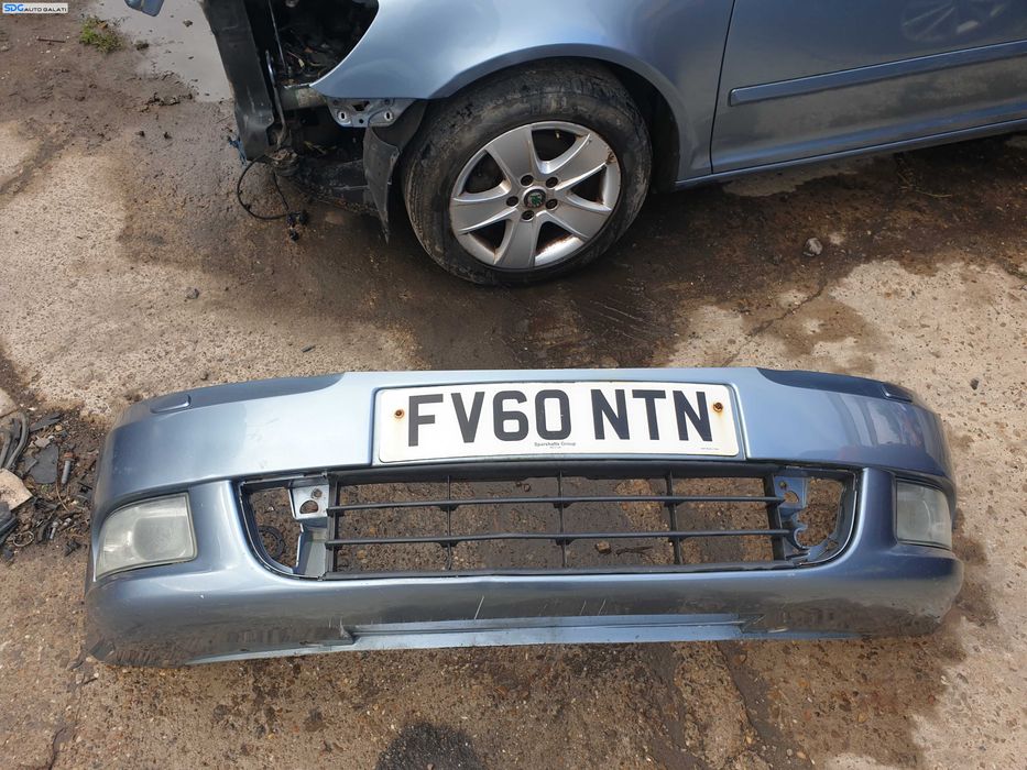 Bara Spoiler Fata cu Grile Proiectoare si Spalatoare Faruri Skoda Octavia 2 FL Facelift 2008 - 2013 Culoare LF5X [K7895]