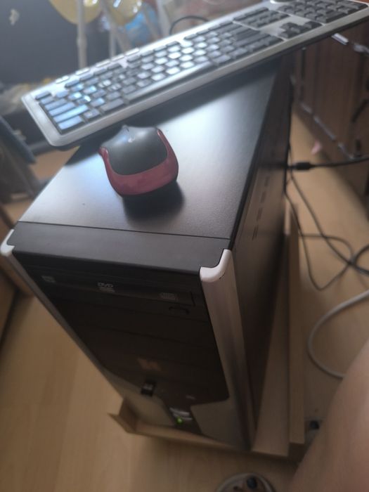 Компютър настолен , безжична мишка, клавиатура и монитор