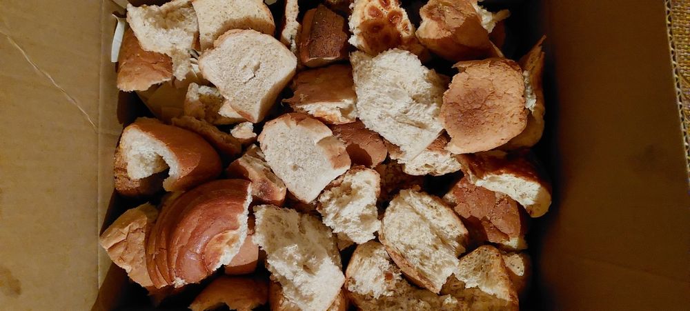 Қатқан кептірілген нан  бар малға тауыққа