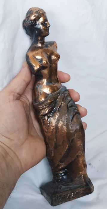 Statuetă decorativă Zeița Afrodita din antimoniu poleită cu cupru, înnălțime 24cm.