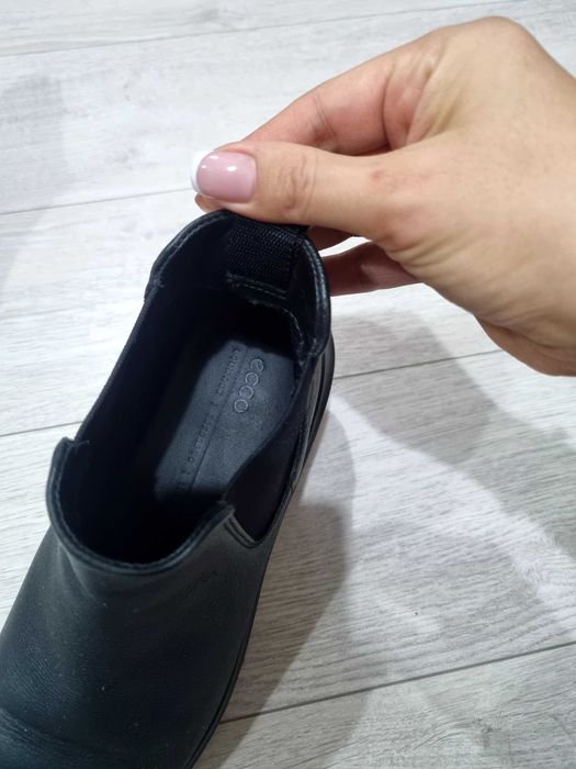 Продаю кожаные ботинки женские