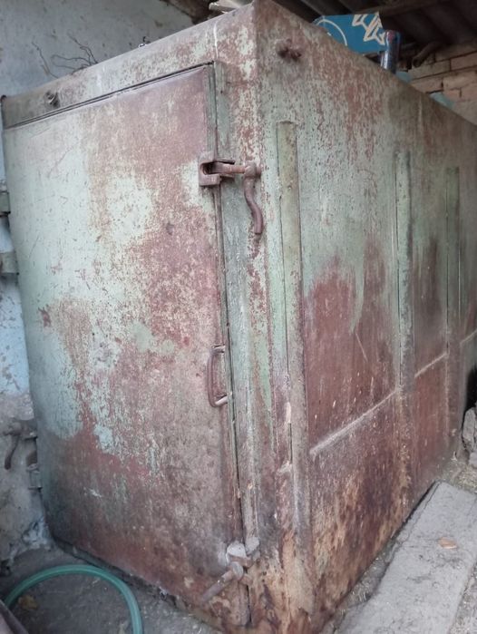 Бункер железный.
