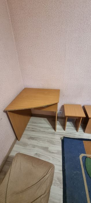 Стол и 2 табуретки