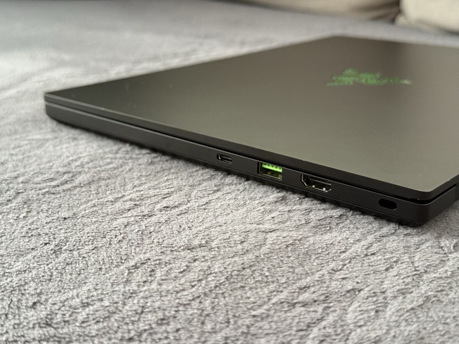 Геймърски Лаптоп 14’ QHD 240 Hz RTX 4070 8GB Ryzen 9-8945HS Razer Blade 14 32GB DDR5 1TB SSD