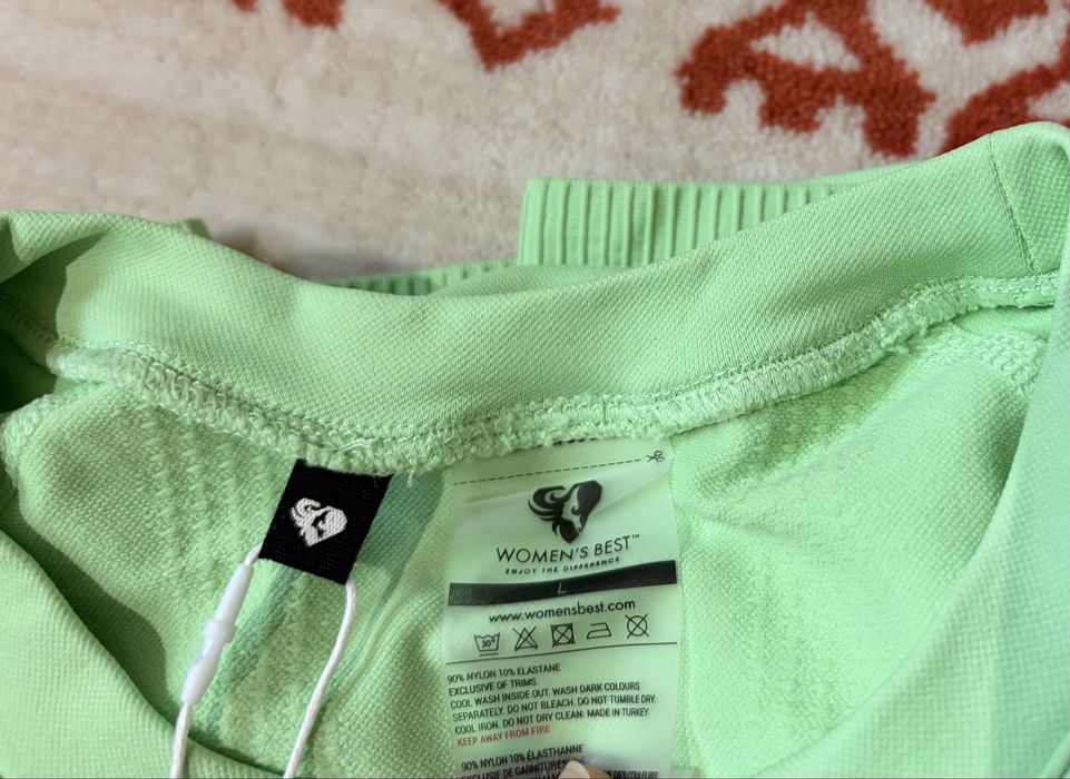 Дамски спортен екип за фитнес и йога.