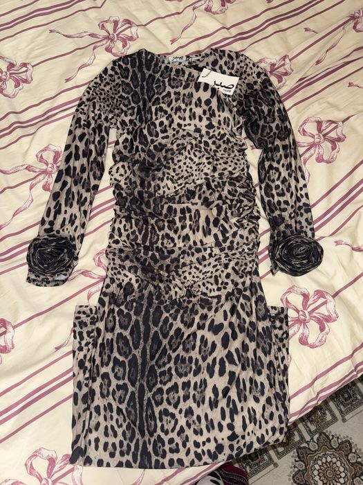 Леопардовое платье с розочкой на рукавах