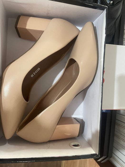 Отдам женскую обувь 38 размера