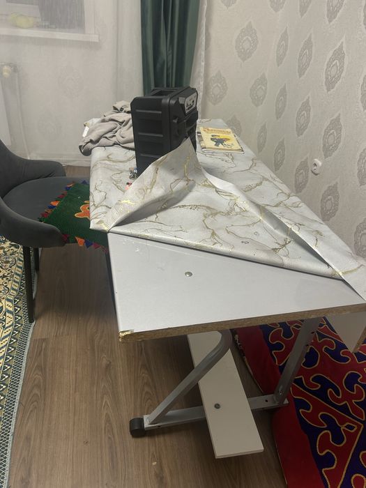 Стол удобный колесиках