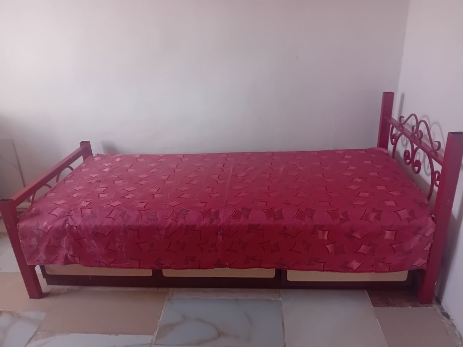 Новая кроватькованный