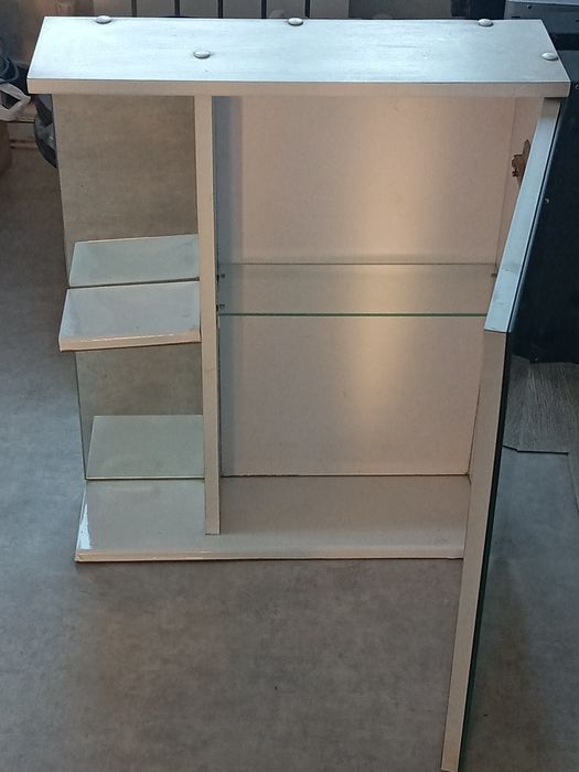 Подвесной шкаф в ванную