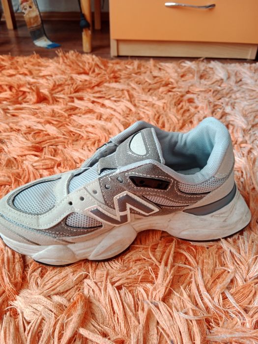 Продам женские кроссовки