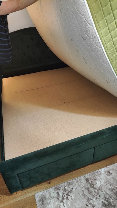 Vând pat tapițat verde smarald cu 4 sertare și SALTEA