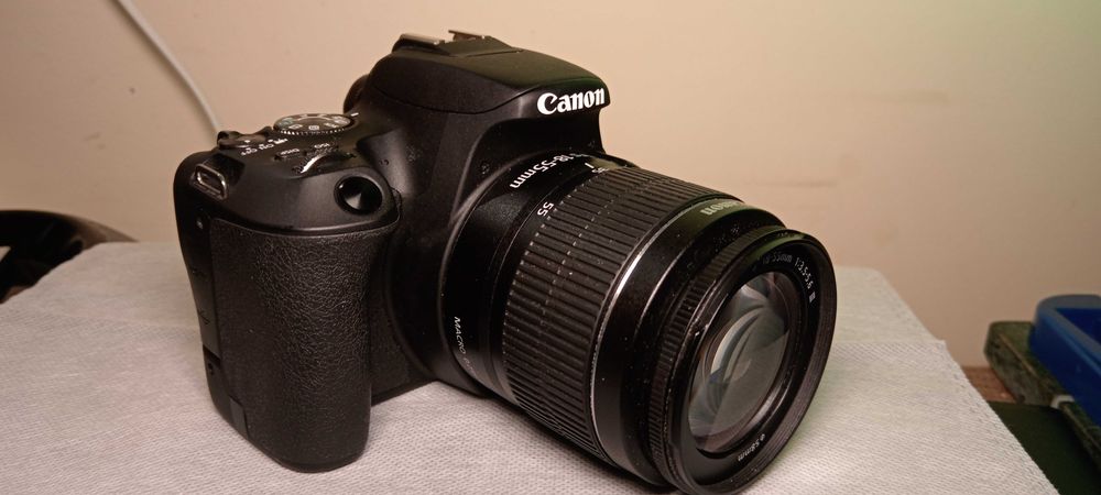 Vand/Schimb Canon EOS 200D,24.2 MP,Wi-Fi,Negru +Obiectiv EF-S 18-55mm.