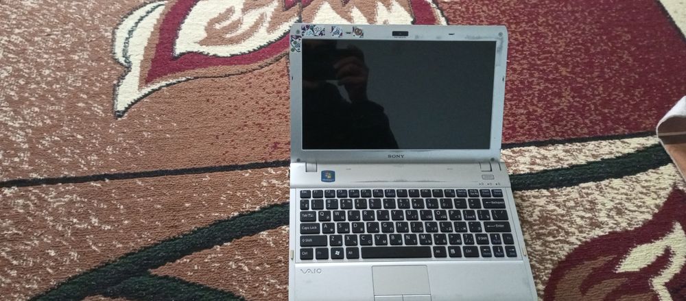 Netbook sony. 4/256 gb. Dasturlash uchun zo'r. Batareyka saqlamaydi