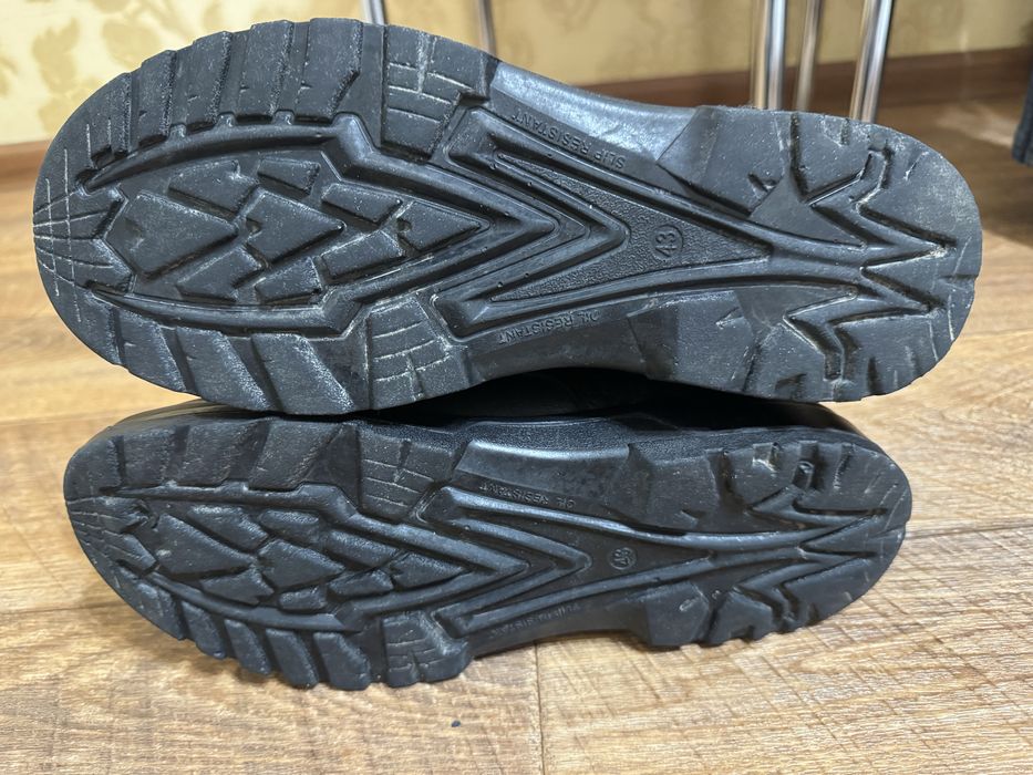 Продам берцы 43 р рабочие ботинки  40 о