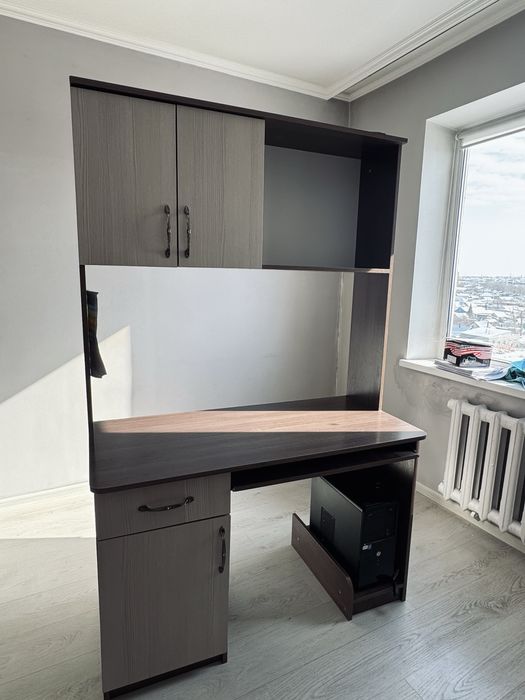 Компьютерный стол со шкафчиками