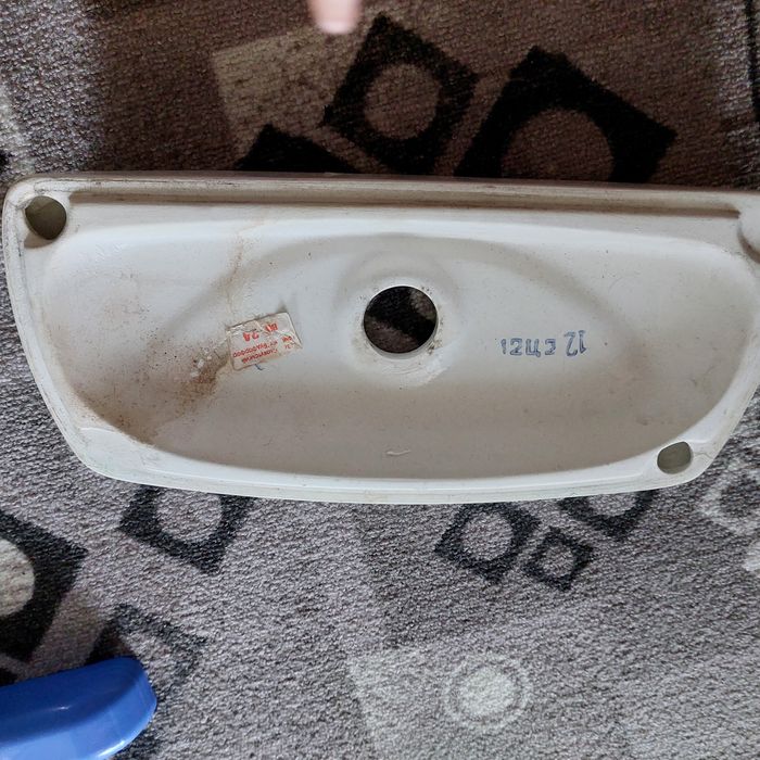 Крышка от бочка унитаза