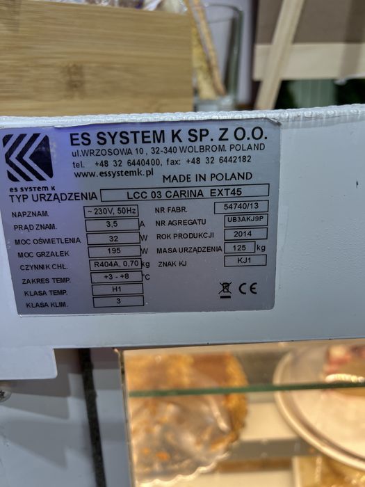 Ъглова сладкарска витрина