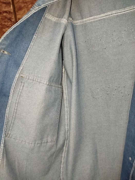 Женские костюм сотилади.