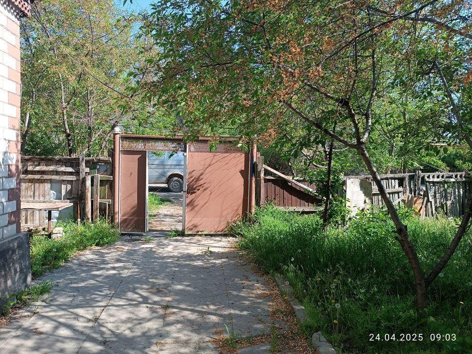 Продается частный дом , возле речки , в районе городка