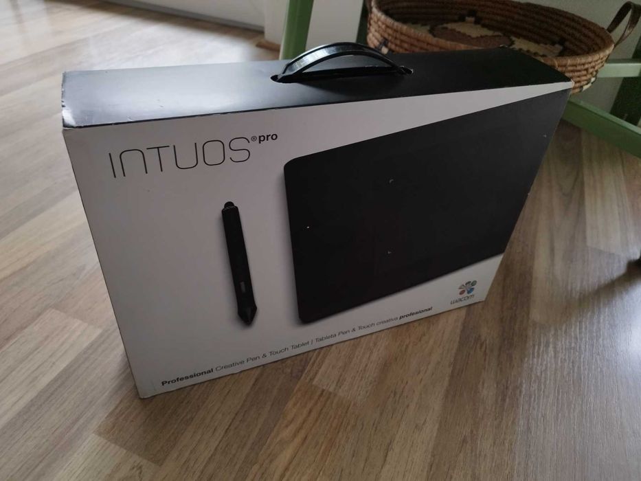 Графичен Таблет WACOM Intuos Pro S, Pen & Touch (PTH-451)