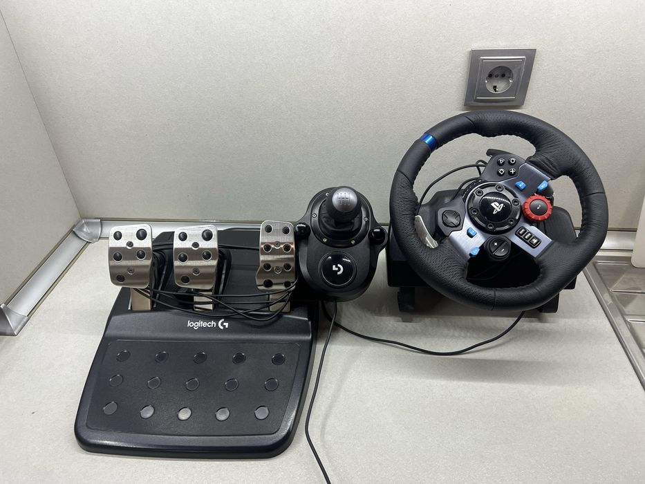 Продавам комплект logitech g29 съдържащ волан педали и schifter