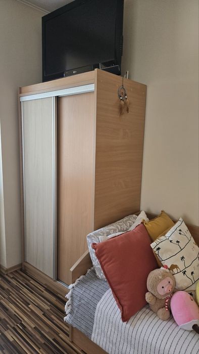 Продавам комплект мебели за детска стая добро състояние