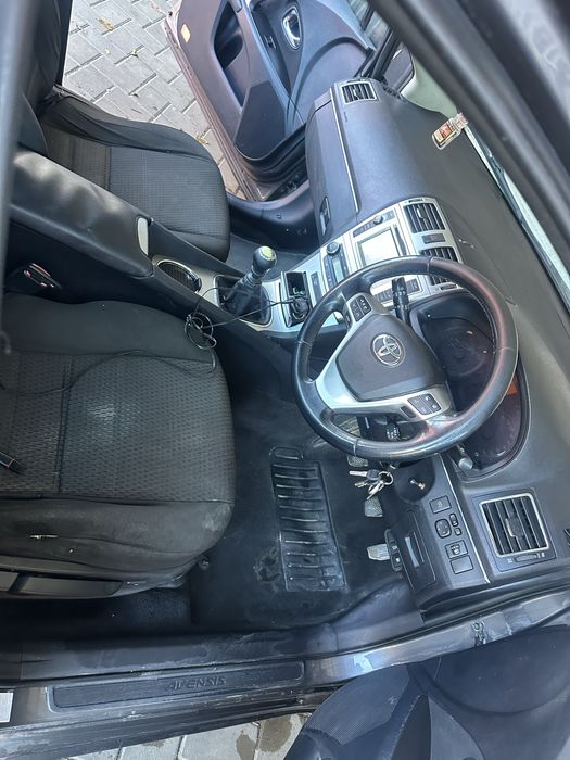 Toyota avensis 2012
