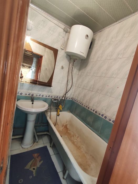 1 мкр 3 бөлмелі пәтер сатылады.