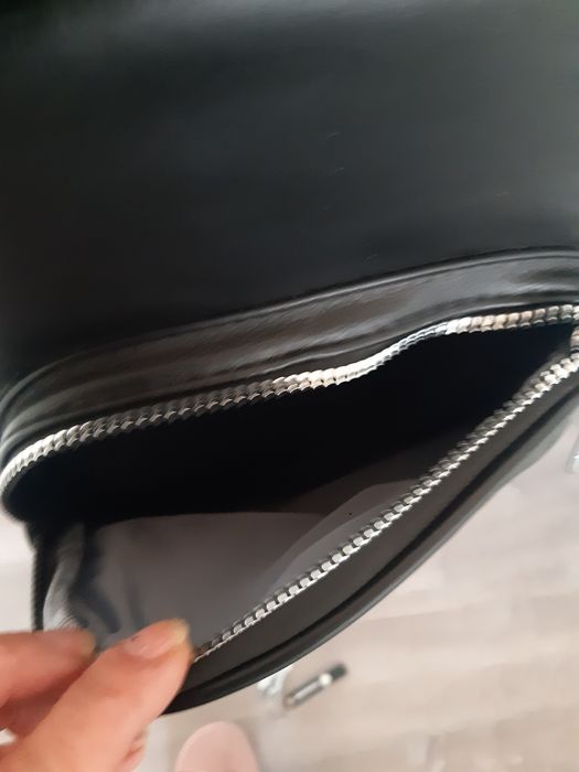 Чисто нова черна раница