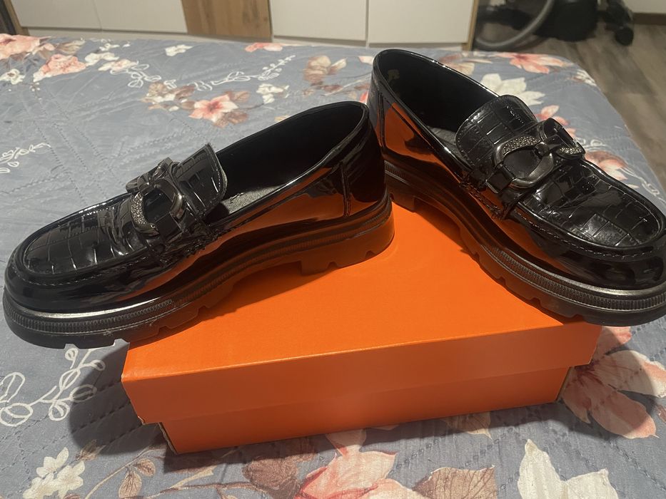 Дамски лачени обувки