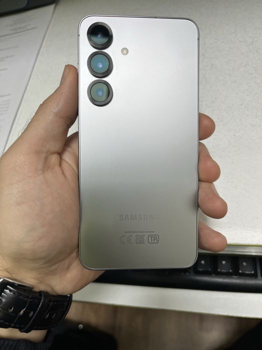 Продам Samsung S25 в хорошем состоянии