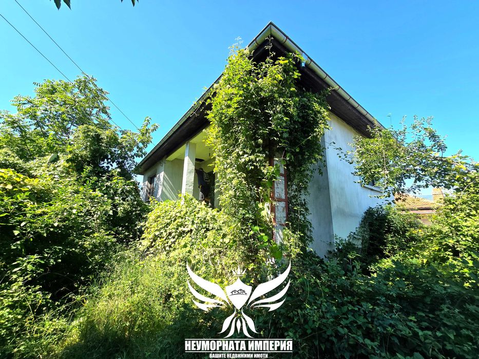 Продавам двуетажна къща 160РЗП и селскостопанска сграда 50кв.м. с широк двор 850кв.м. в с.Тополово