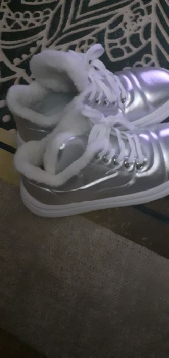 Продам новые ботинки женские